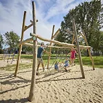 In Limburg With Private Playground 别墅 *